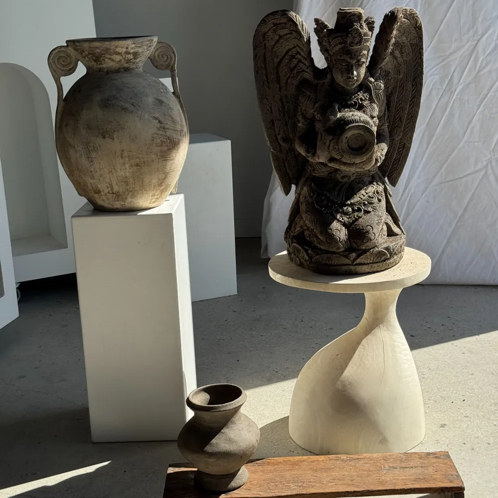 Sculptures, statuettes and miniatures - Traditional Indonesian rock sculpture of a winged deity - OFFICE OBJETS