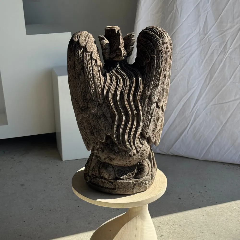 Sculptures, statuettes and miniatures - Traditional Indonesian rock sculpture of a winged deity - OFFICE OBJETS
