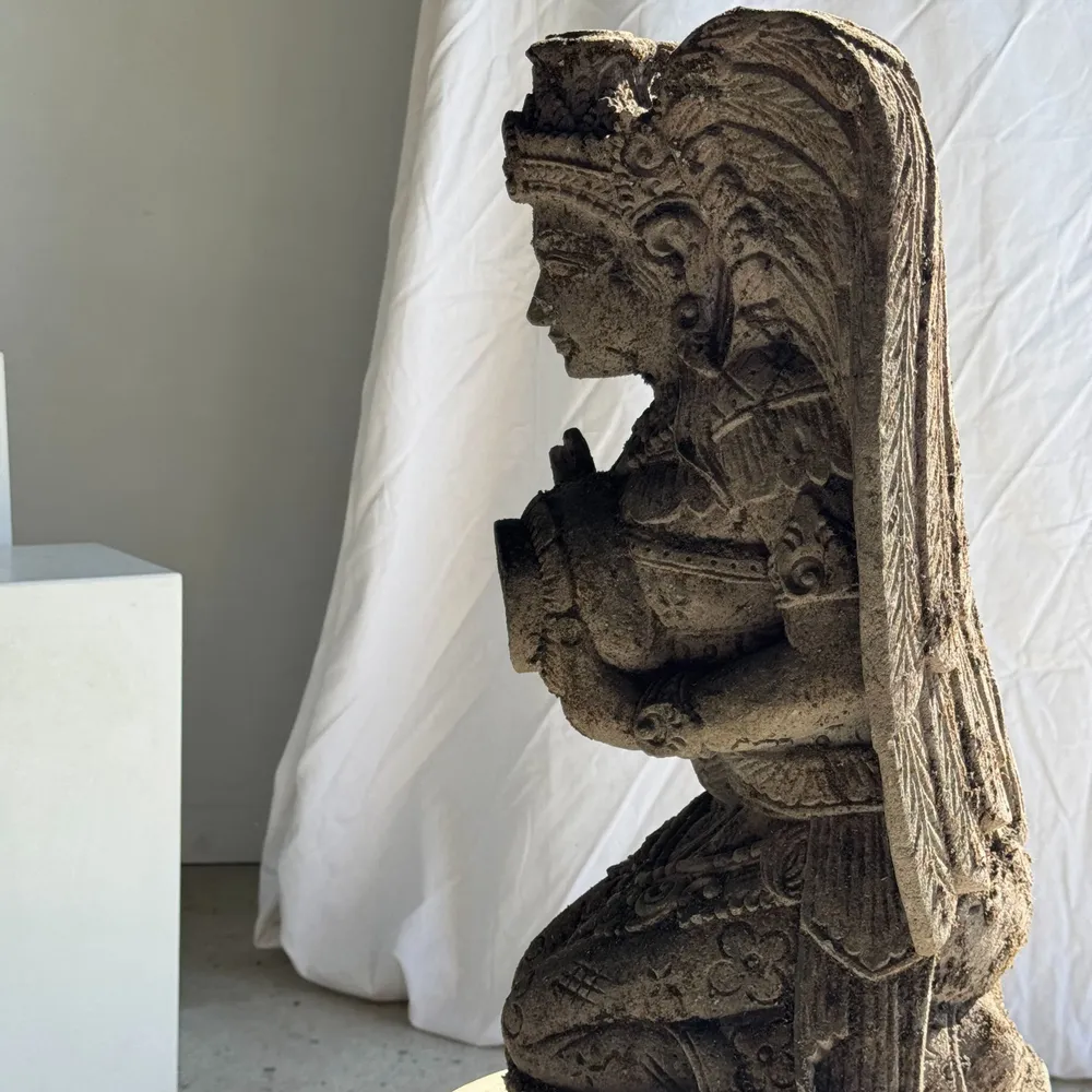 Sculptures, statuettes and miniatures - Traditional Indonesian rock sculpture of a winged deity - OFFICE OBJETS