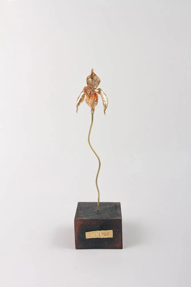Décorations florales - Sculpture d'orchidée de Huánuco avec socle noir - CÂPÂ JEWELRY