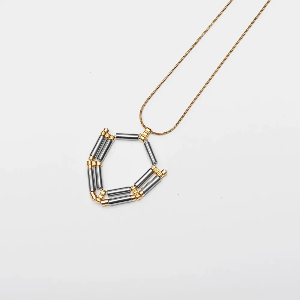Bijoux - Collier hexagonal doré avec hématite - C.KARAKALPAKI