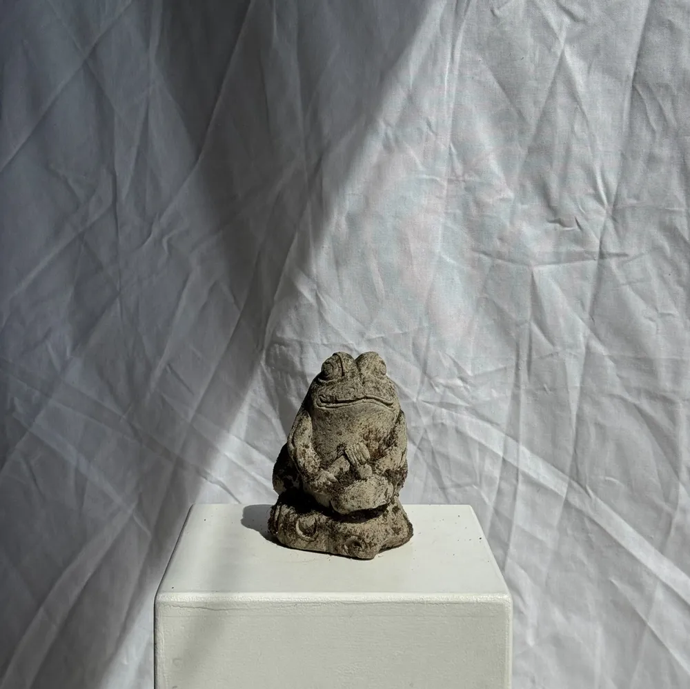 Sculptures, statuettes et miniatures - Petite grenouille sculpture de pierre calcaire balinaise au gamelan - OFFICE OBJETS