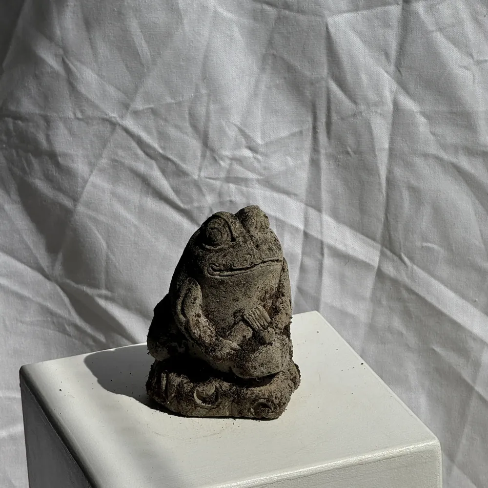 Sculptures, statuettes et miniatures - Petite grenouille sculpture de pierre calcaire balinaise au gamelan - OFFICE OBJETS