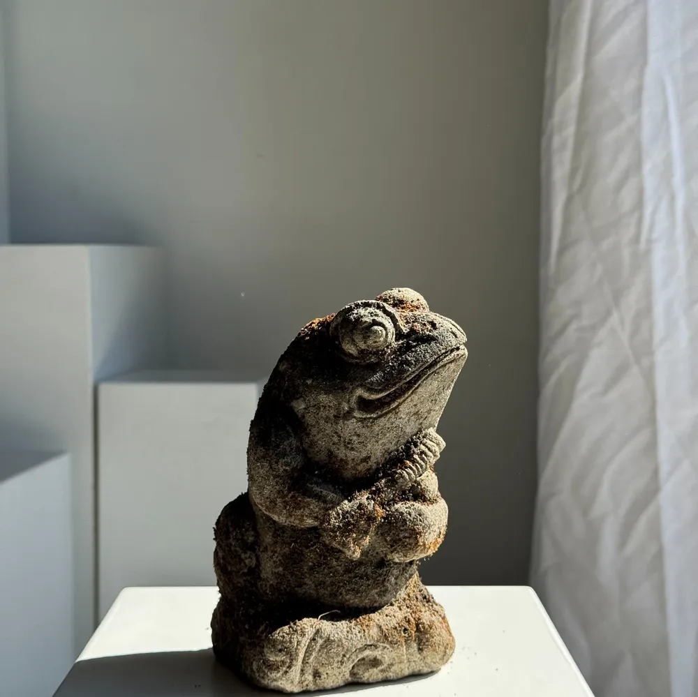 Sculptures, statuettes et miniatures - Petite grenouille sculpture de pierre calcaire balinaise musique - OFFICE OBJETS
