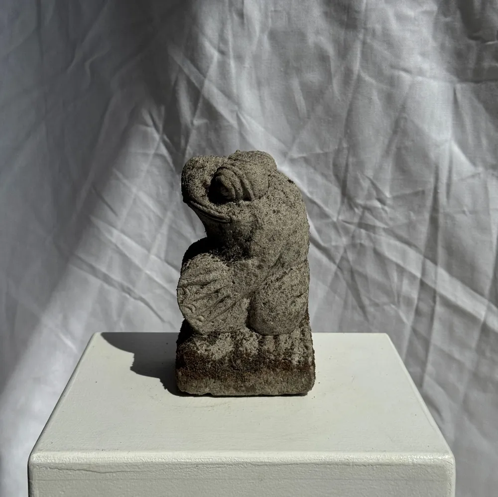 Accessoires de déco extérieure - Petite grenouille sculpture de pierre calcaire balinaise tambour - OFFICE OBJETS