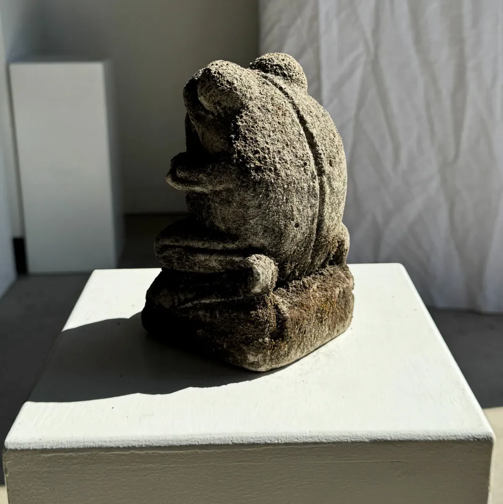 Sculptures, statuettes et miniatures - Petite grenouille sculpture de pierre calcaire prieuse (grande) - OFFICE OBJETS