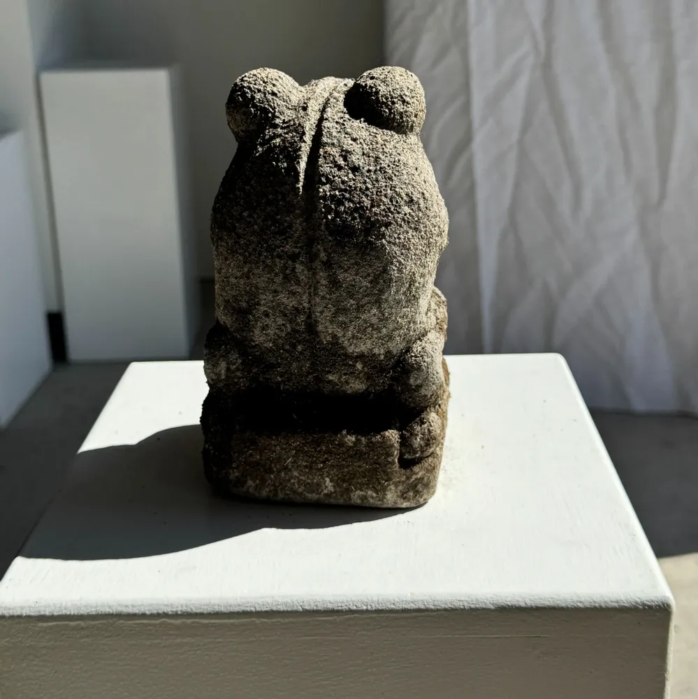 Sculptures, statuettes et miniatures - Petite grenouille sculpture de pierre calcaire prieuse (grande) - OFFICE OBJETS