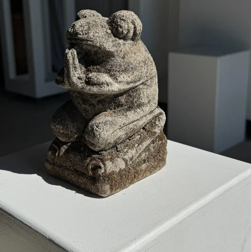 Sculptures, statuettes et miniatures - Petite grenouille sculpture de pierre calcaire prieuse (grande) - OFFICE OBJETS