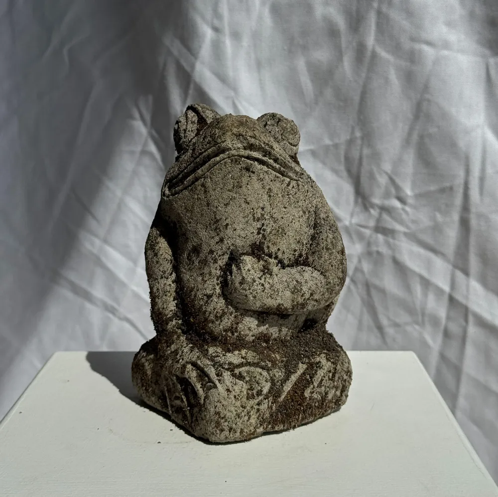 Sculptures, statuettes and miniatures - Little frog limestone carving hand on torso - OFFICE OBJETS