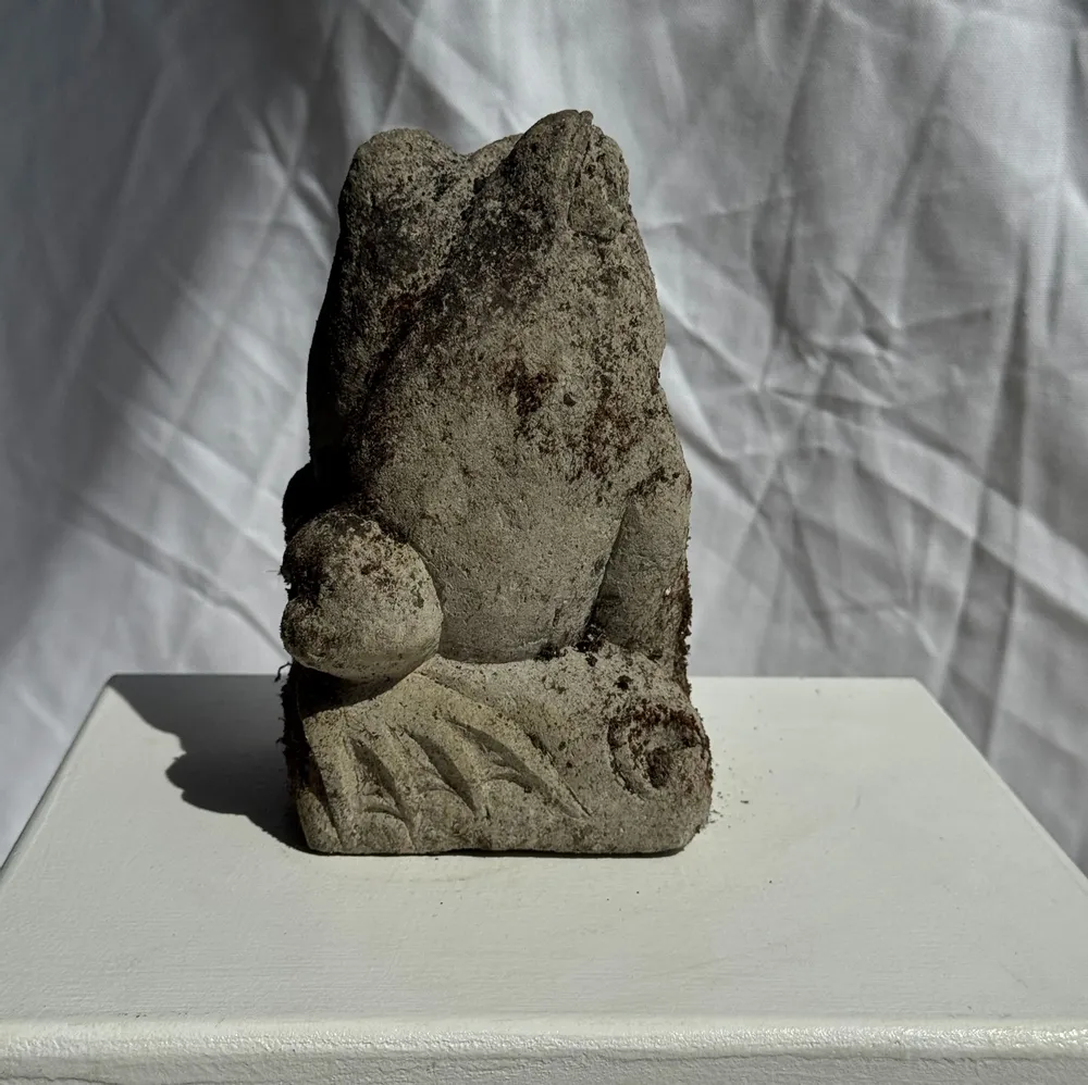 Sculptures, statuettes and miniatures - Little frog limestone carving hand on torso - OFFICE OBJETS