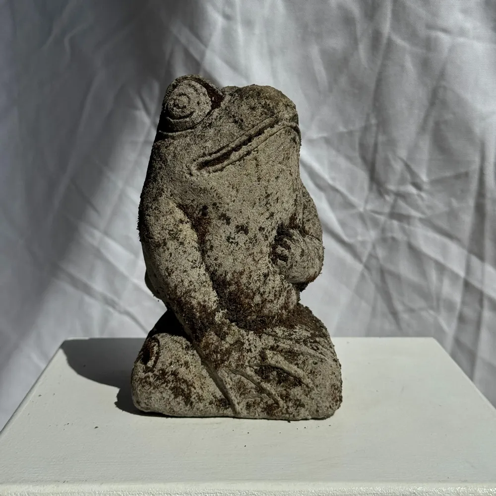 Sculptures, statuettes and miniatures - Little frog limestone carving hand on torso - OFFICE OBJETS