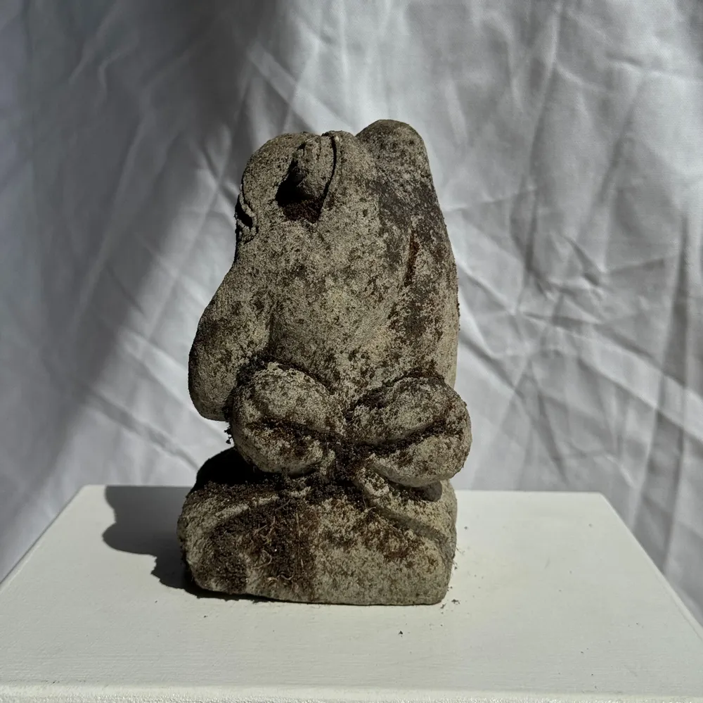 Sculptures, statuettes and miniatures - Little frog limestone carving hand on torso - OFFICE OBJETS