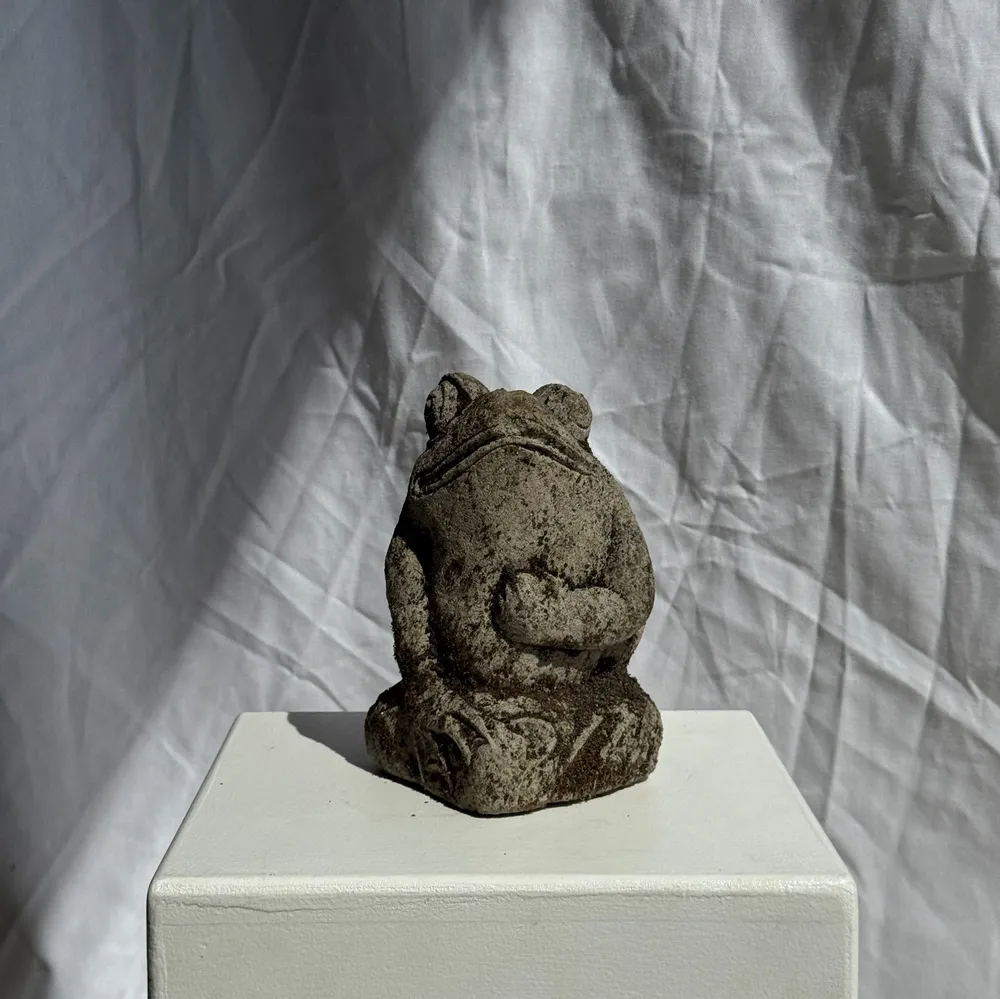 Sculptures, statuettes and miniatures - Little frog limestone carving hand on torso - OFFICE OBJETS