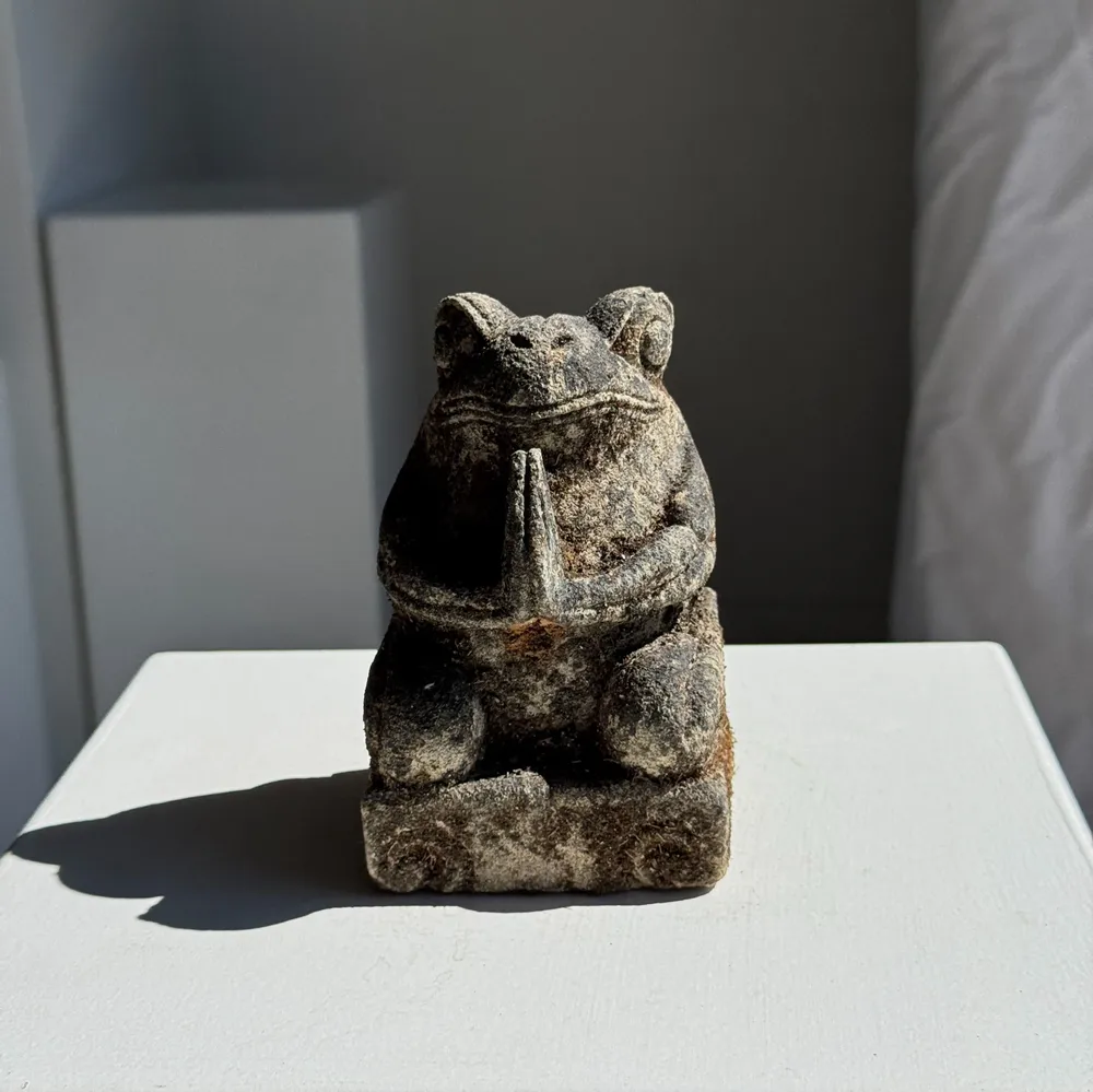 Sculptures, statuettes et miniatures - Petite grenouille sculpture de pierre calcaire petite prieuse - OFFICE OBJETS