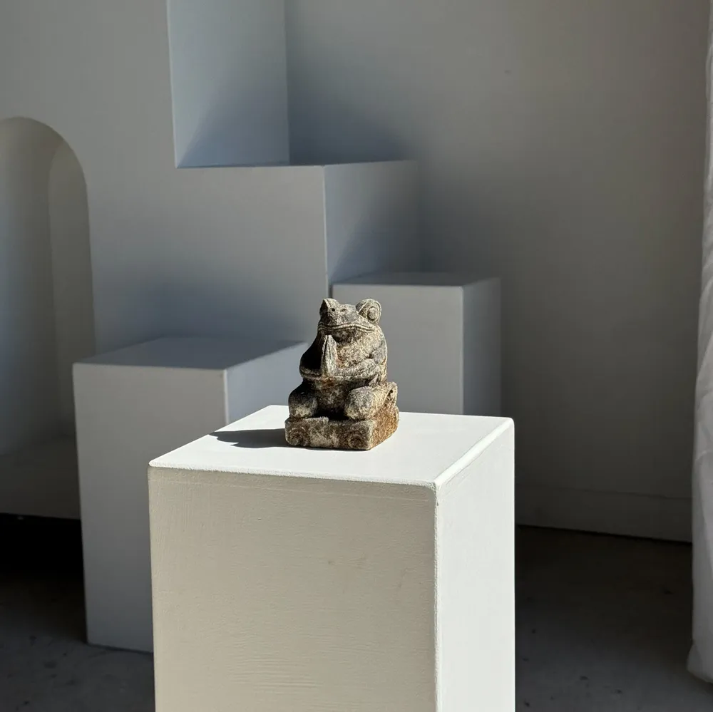 Sculptures, statuettes et miniatures - Petite grenouille sculpture de pierre calcaire petite prieuse - OFFICE OBJETS