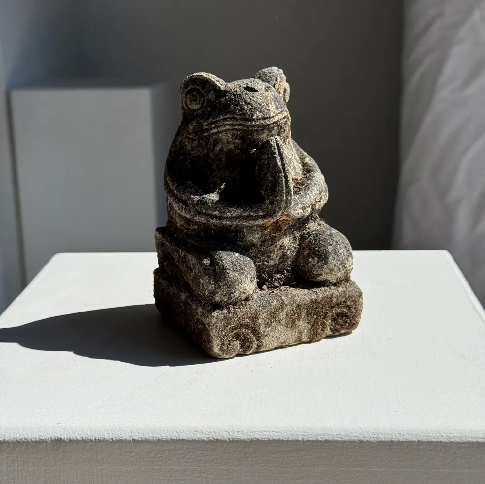 Sculptures, statuettes et miniatures - Petite grenouille sculpture de pierre calcaire petite prieuse - OFFICE OBJETS