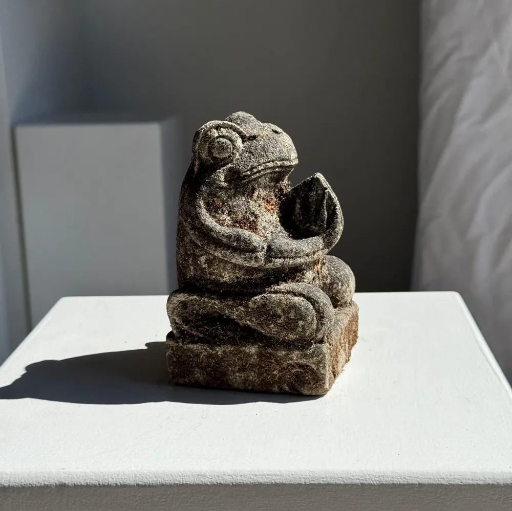 Sculptures, statuettes et miniatures - Petite grenouille sculpture de pierre calcaire petite prieuse - OFFICE OBJETS