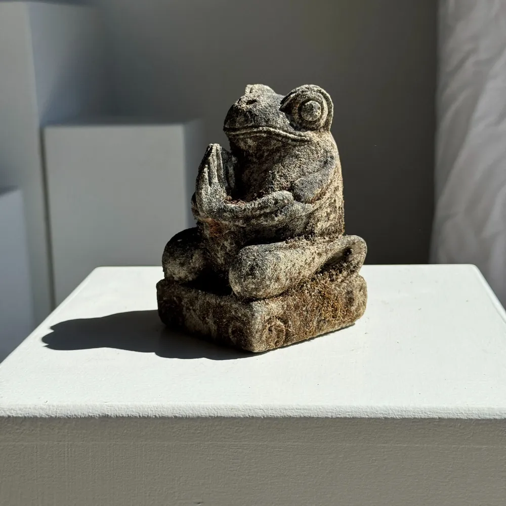 Sculptures, statuettes et miniatures - Petite grenouille sculpture de pierre calcaire petite prieuse - OFFICE OBJETS