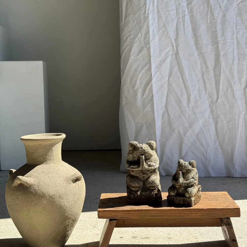 Sculptures, statuettes et miniatures - Petite grenouille sculpture de pierre calcaire petite prieuse - OFFICE OBJETS