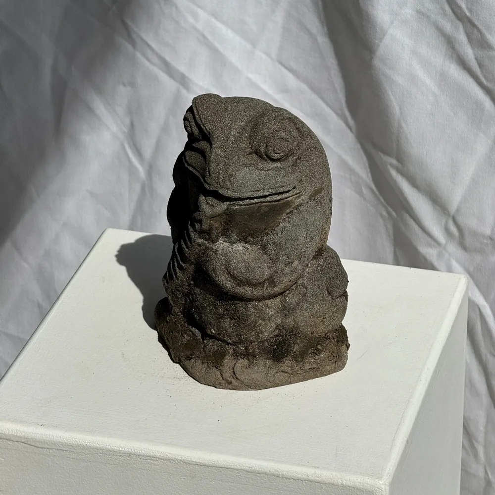 Sculptures, statuettes et miniatures - Petite grenouille sculpture de pierre calcaire joueuse de flûte - OFFICE OBJETS