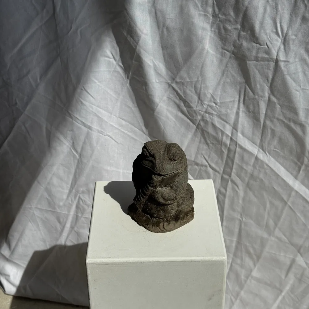 Sculptures, statuettes et miniatures - Petite grenouille sculpture de pierre calcaire joueuse de flûte - OFFICE OBJETS