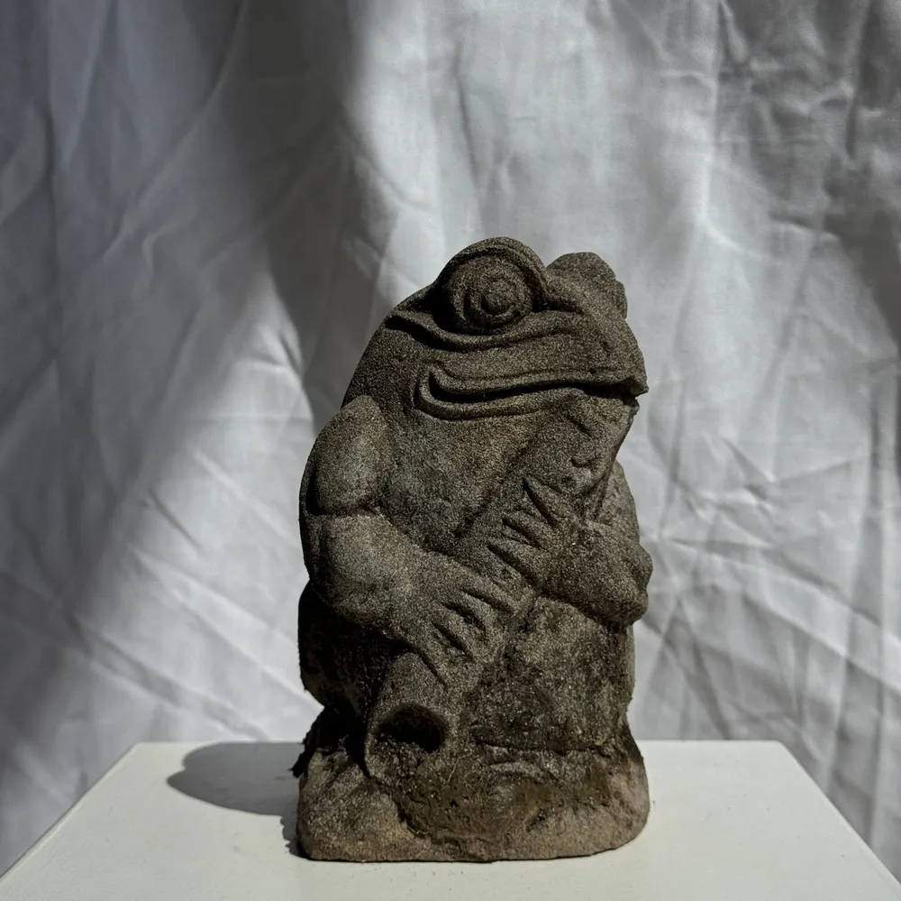 Sculptures, statuettes et miniatures - Petite grenouille sculpture de pierre calcaire joueuse de flûte - OFFICE OBJETS