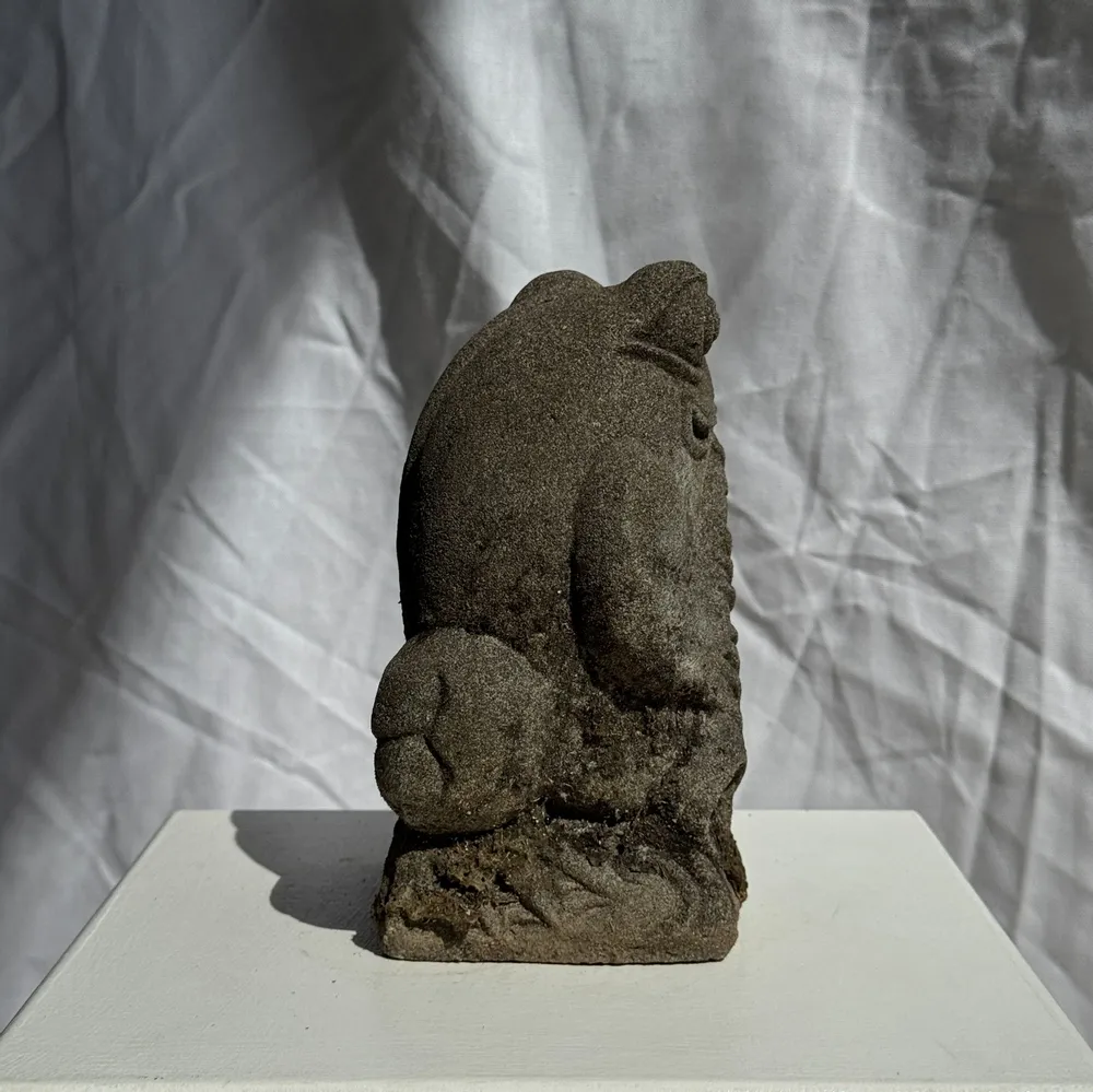 Sculptures, statuettes et miniatures - Petite grenouille sculpture de pierre calcaire joueuse de flûte - OFFICE OBJETS