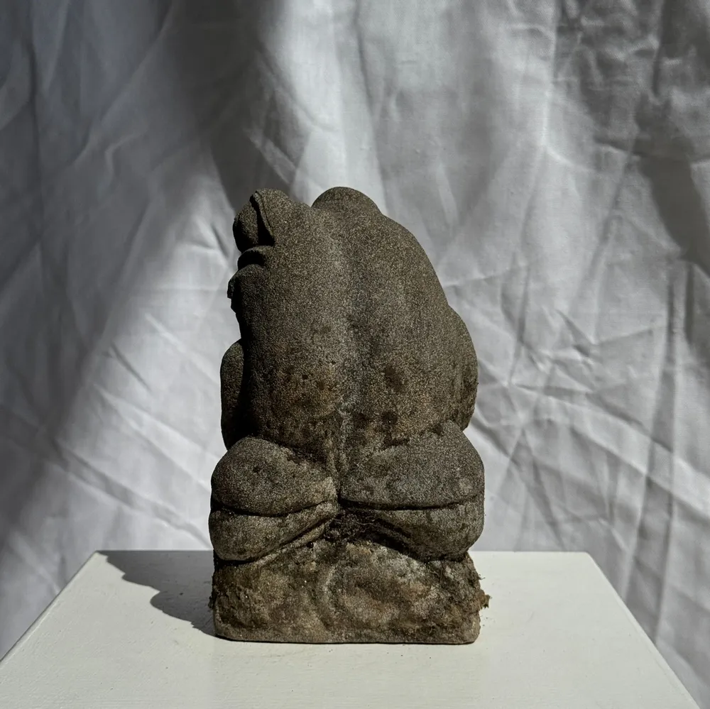 Sculptures, statuettes et miniatures - Petite grenouille sculpture de pierre calcaire joueuse de flûte - OFFICE OBJETS