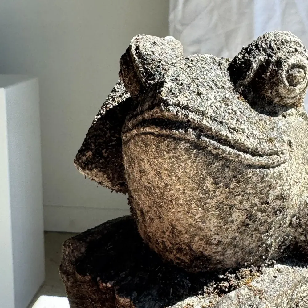 Sculptures, statuettes et miniatures - Petite grenouille sculpture de pierre calcaire balinaise - OFFICE OBJETS