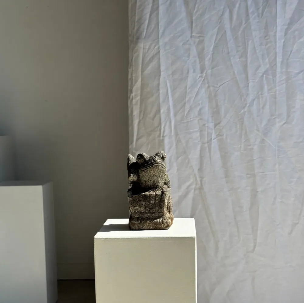Sculptures, statuettes et miniatures - Petite grenouille sculpture de pierre calcaire balinaise - OFFICE OBJETS