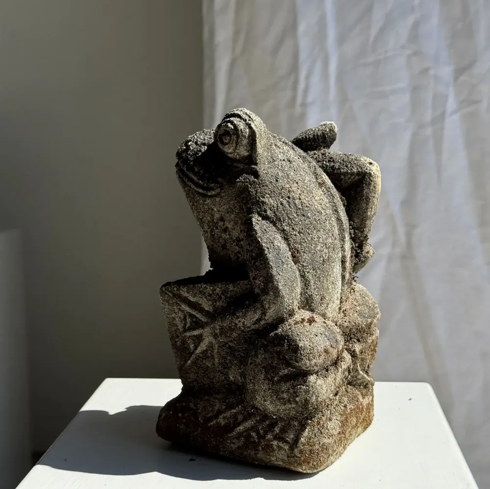 Sculptures, statuettes et miniatures - Petite grenouille sculpture de pierre calcaire balinaise - OFFICE OBJETS