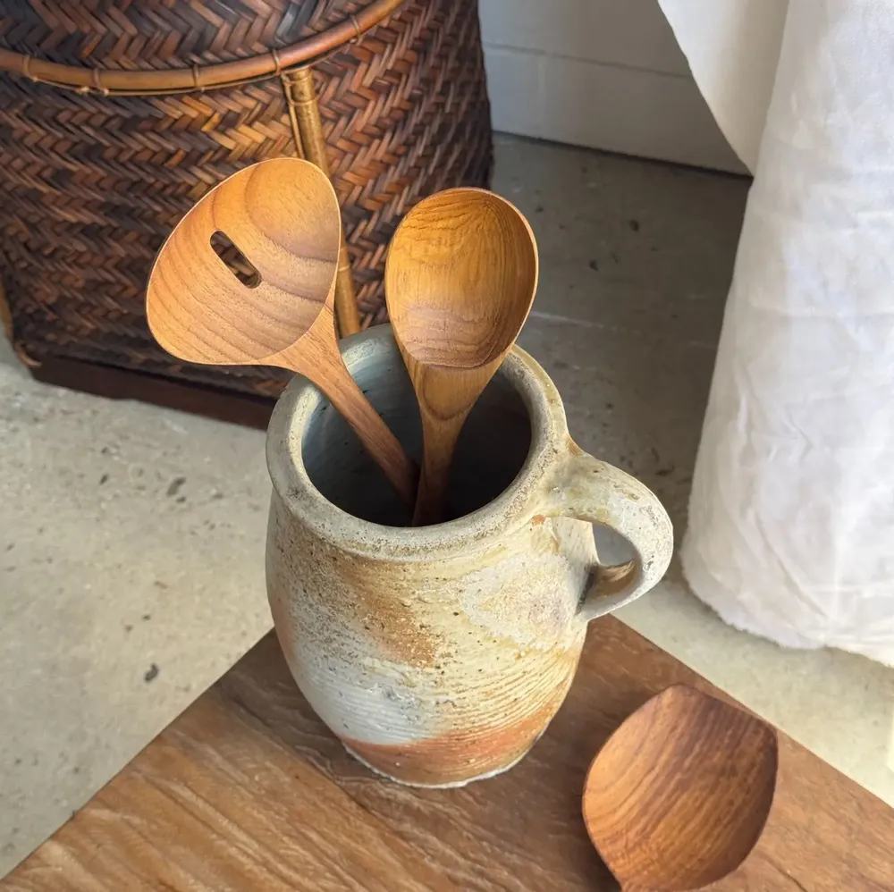 Kitchen utensils - Salad cutlery or large teak spoon in oval openwork shape L30 D9 - OFFICE OBJETS
