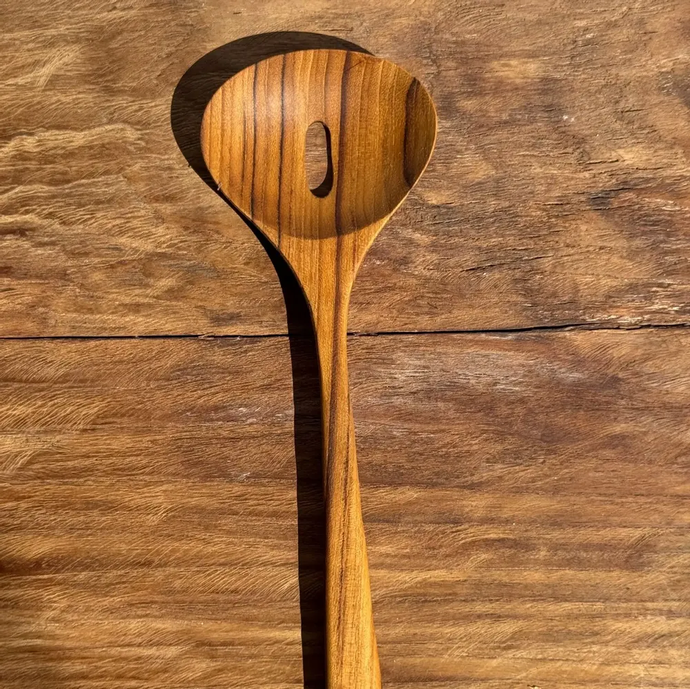Kitchen utensils - Salad cutlery or large teak spoon in oval openwork shape L30 D9 - OFFICE OBJETS