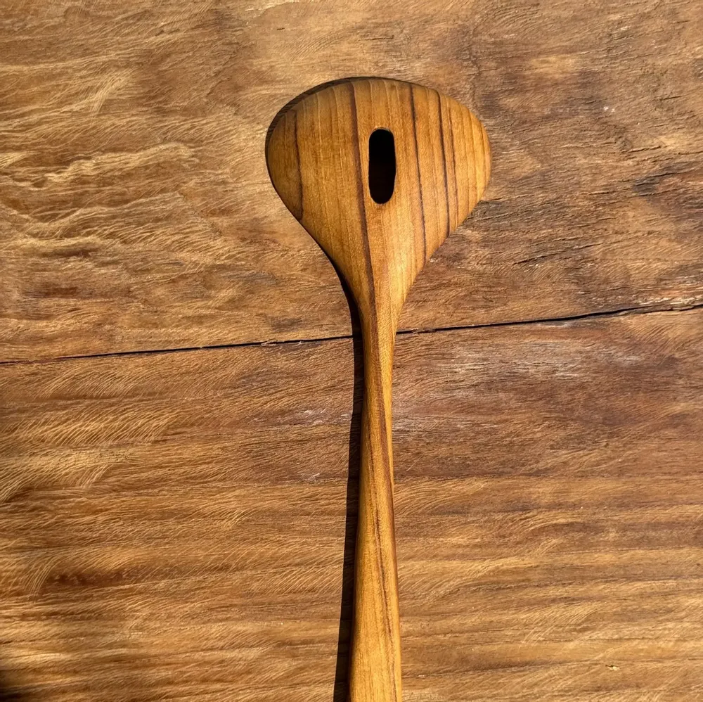 Kitchen utensils - Salad cutlery or large teak spoon in oval openwork shape L30 D9 - OFFICE OBJETS
