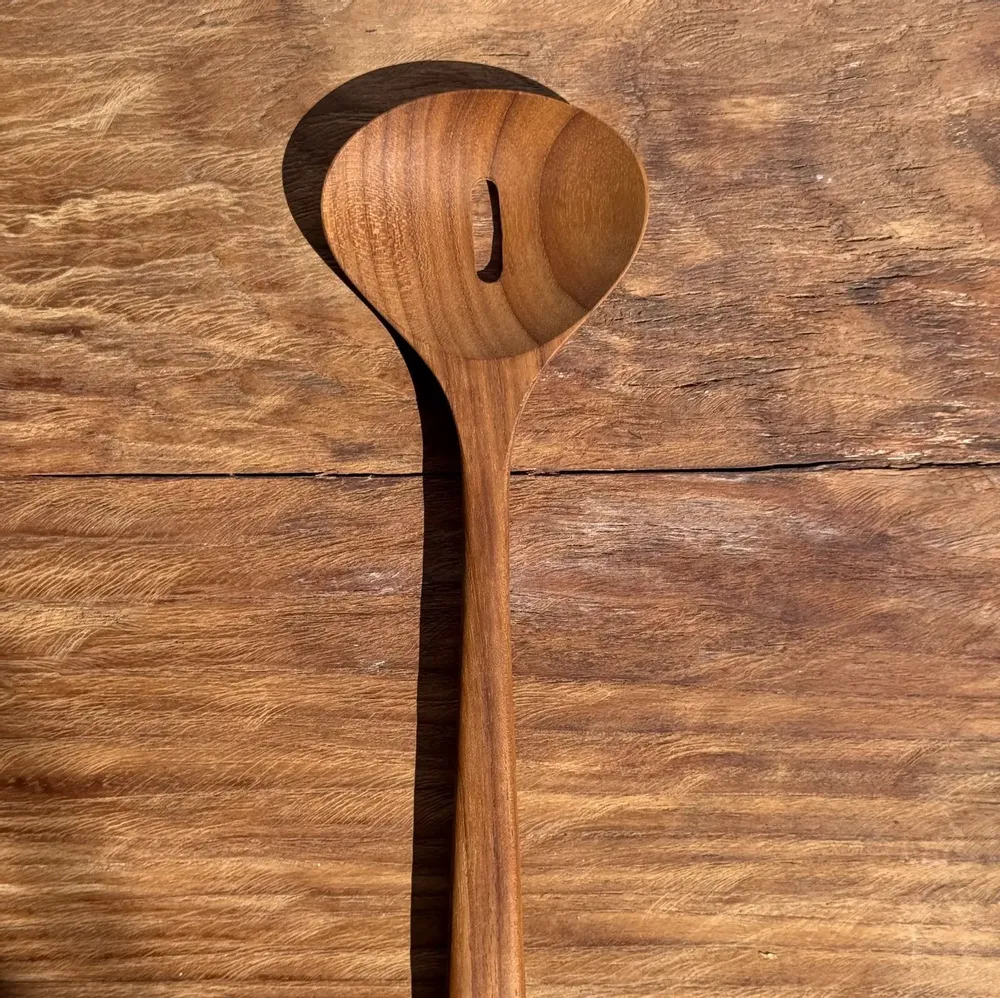 Kitchen utensils - Salad cutlery or large teak spoon in oval openwork shape L30 D9 - OFFICE OBJETS