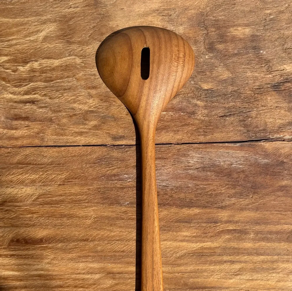 Kitchen utensils - Salad cutlery or large teak spoon in oval openwork shape L30 D9 - OFFICE OBJETS