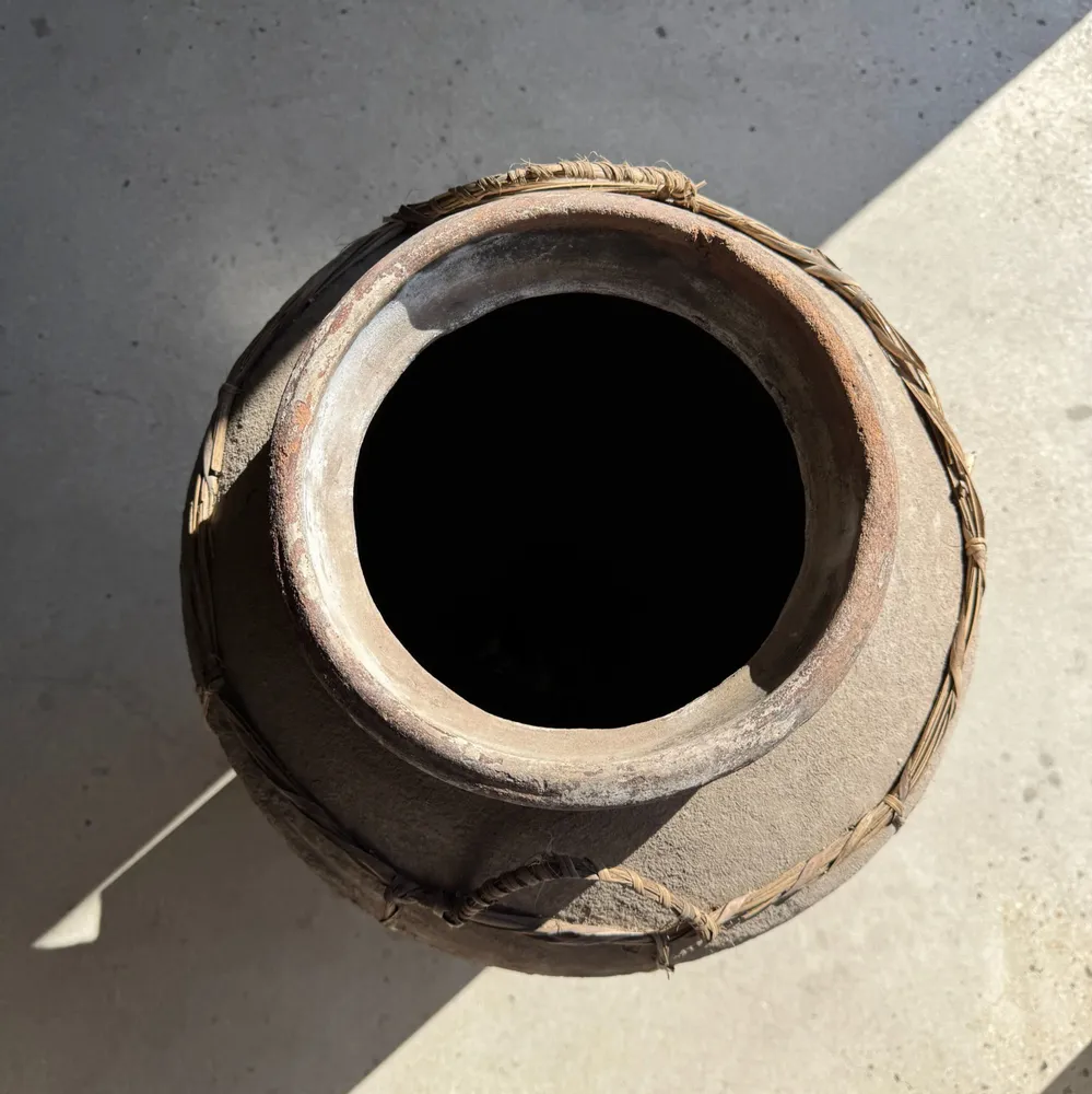 Vases - Très grand pot en terre cuite gris et rouge à anses et croisillons - OFFICE OBJETS