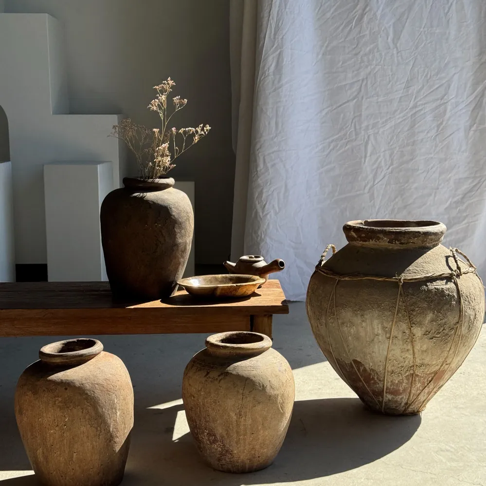 Vases - Très grand pot en terre cuite gris et rouge à anses et croisillons - OFFICE OBJETS