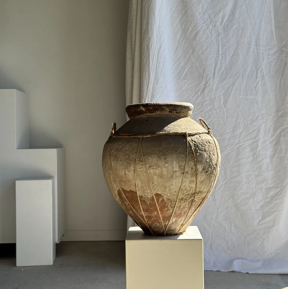 Vases - Très grand pot en terre cuite gris et rouge à anses et croisillons - OFFICE OBJETS