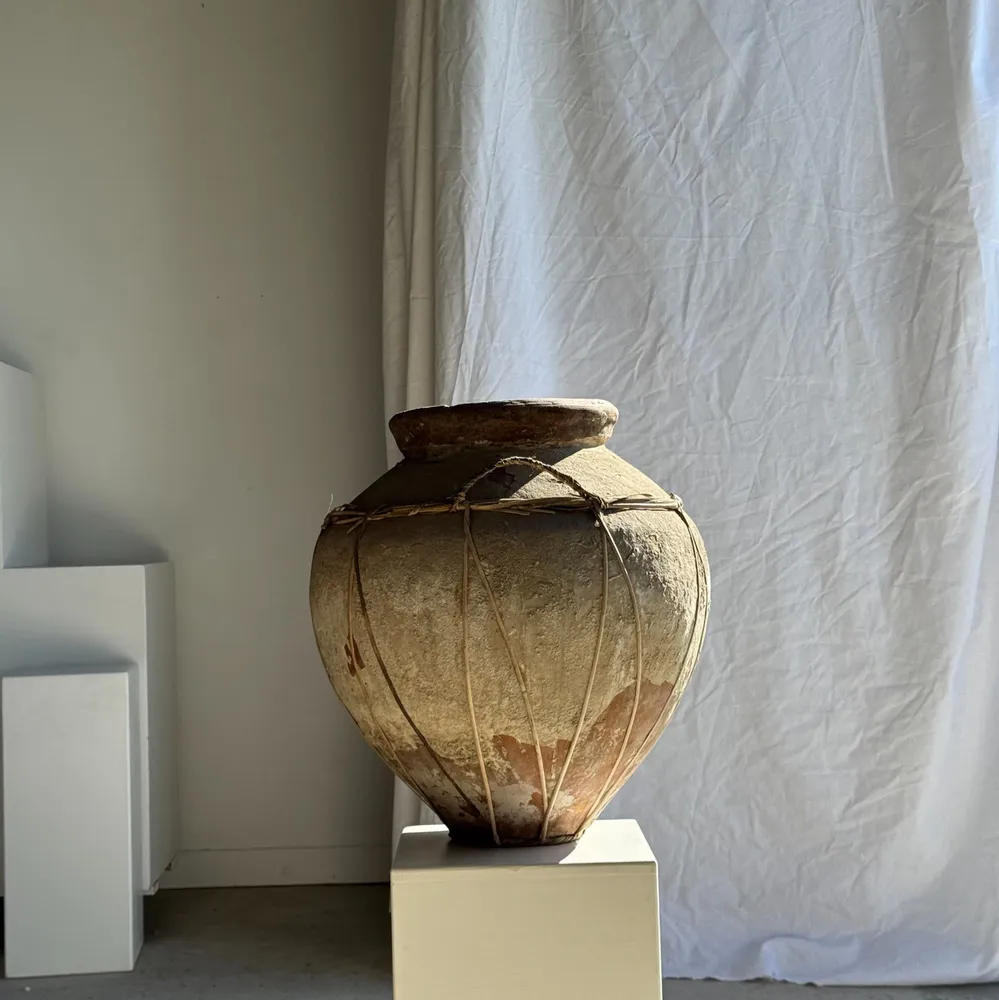 Vases - Très grand pot en terre cuite gris et rouge à anses et croisillons - OFFICE OBJETS