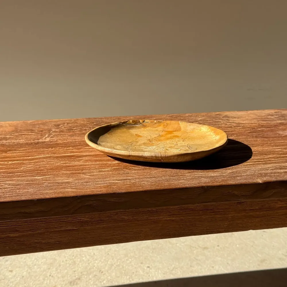 Assiettes de réception - Petit vide poche ou plat en bois pétrifié beige orangé D20,5 -3308 - OFFICE OBJETS
