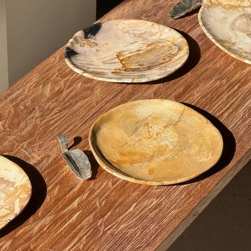 Assiettes de réception - Petit vide poche ou plat en bois pétrifié beige orangé D20,5 -3308 - OFFICE OBJETS
