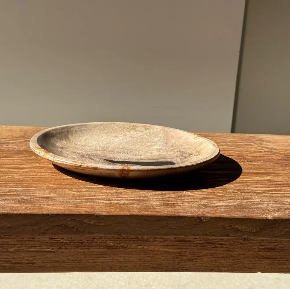 Pièces uniques - Vide poche, plat ou assiette circulaire en bois pétrifié tache noire - OFFICE OBJETS