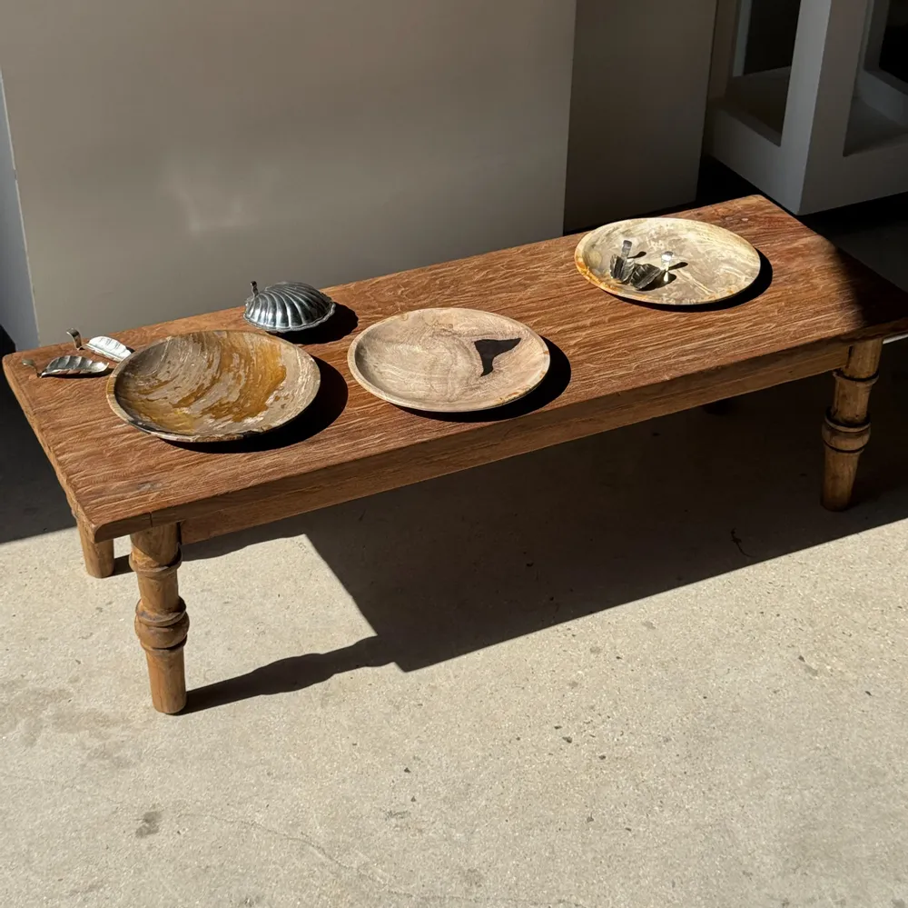 Pièces uniques - Vide poche, plat ou assiette circulaire en bois pétrifié tache noire - OFFICE OBJETS