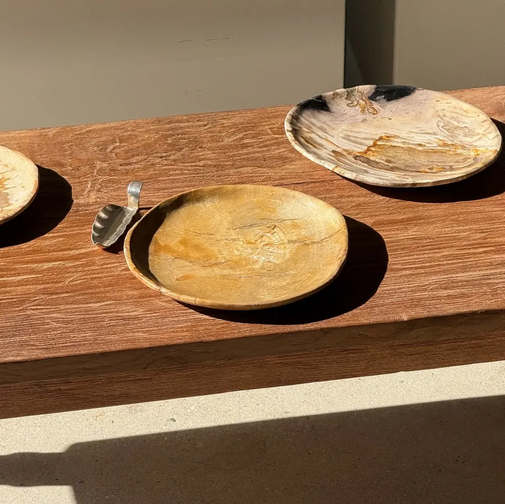 Assiettes de réception - Petit vide poche ou plat en bois pétrifié circulaire beige D22,5-20 - OFFICE OBJETS
