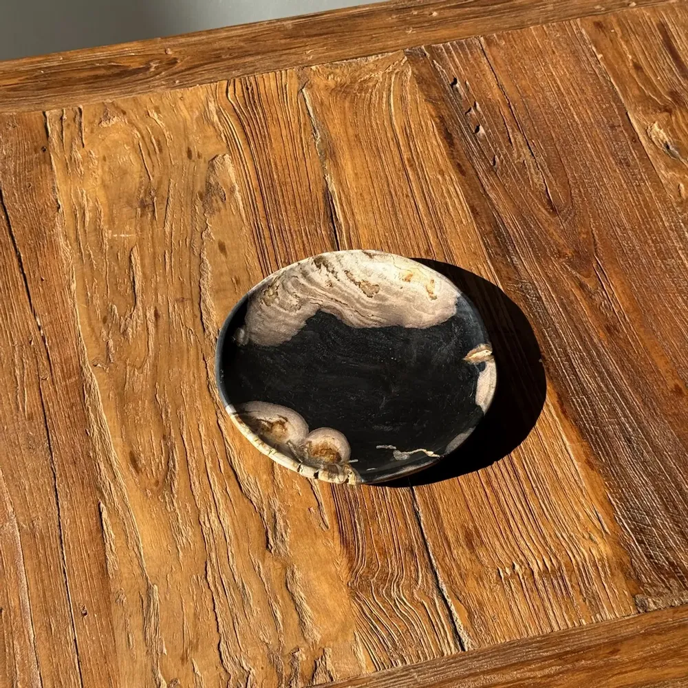 Pièces uniques - Petit vide poche ou plat en bois pétrifié noir et beige D20,5 -3317 - OFFICE OBJETS