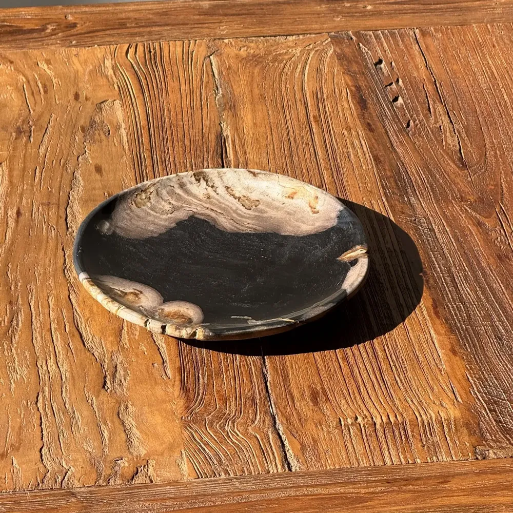 Pièces uniques - Petit vide poche ou plat en bois pétrifié noir et beige D20,5 -3317 - OFFICE OBJETS