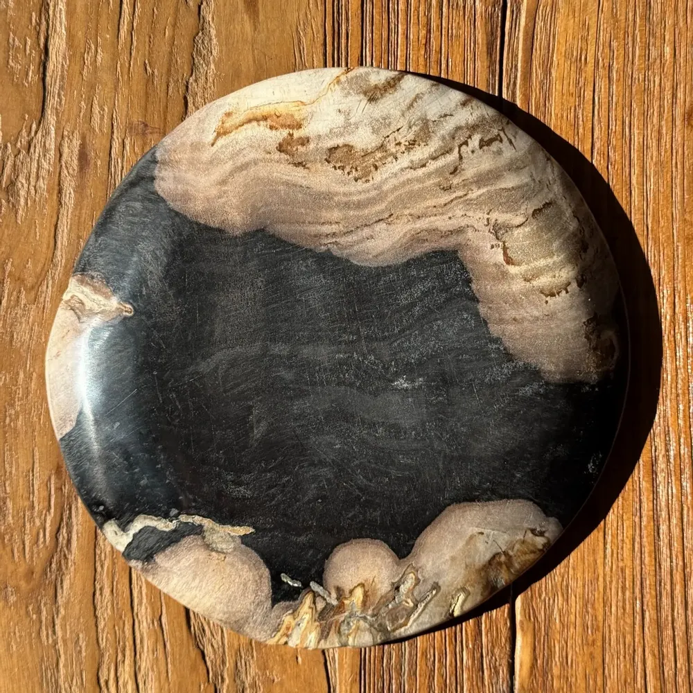 Pièces uniques - Petit vide poche ou plat en bois pétrifié noir et beige D20,5 -3317 - OFFICE OBJETS