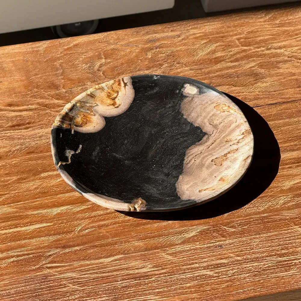 Pièces uniques - Petit vide poche ou plat en bois pétrifié noir et beige D20,5 -3317 - OFFICE OBJETS