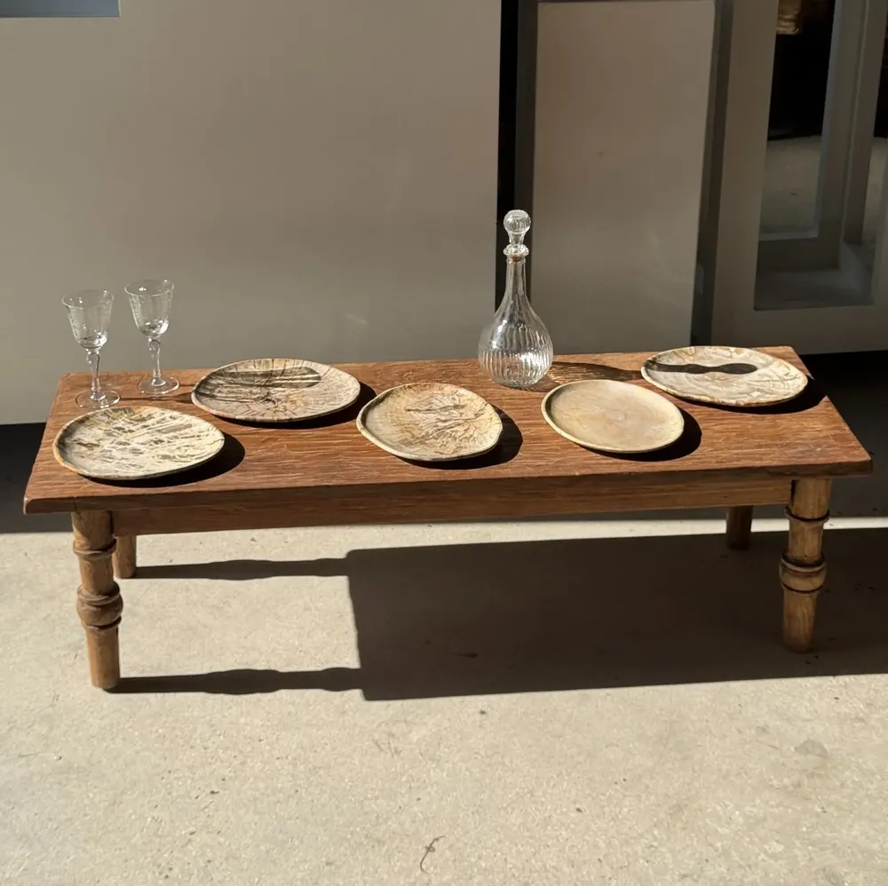 Assiettes de réception - Petit vide poche ou plat en bois pétrifié beige cernes petit cœur noir - OFFICE OBJETS
